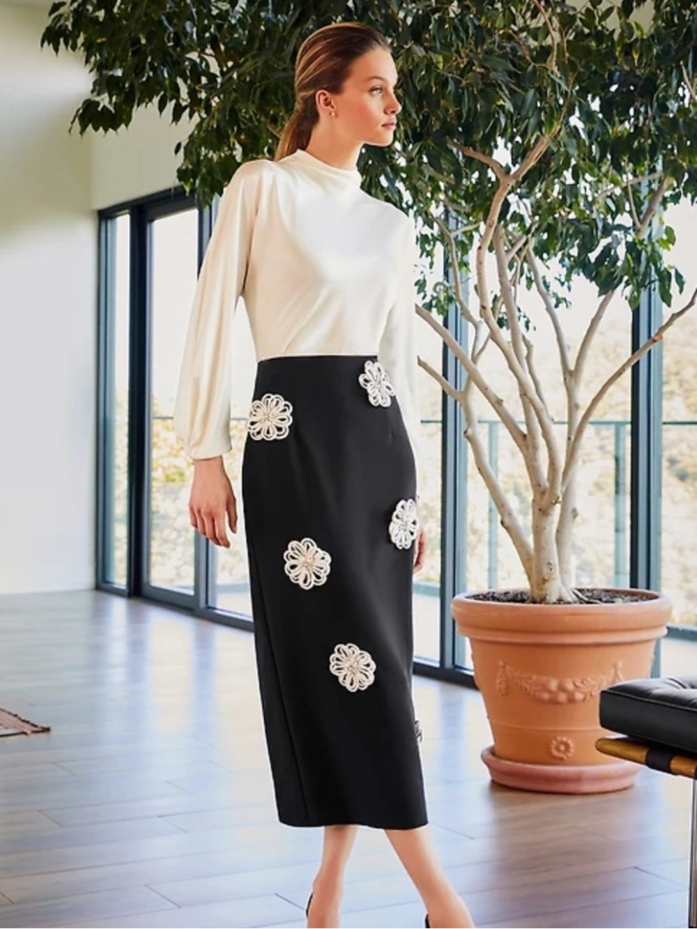 NWT Antonio Melani Jolie Crepe Floral Applique Sheath Midi Skirt